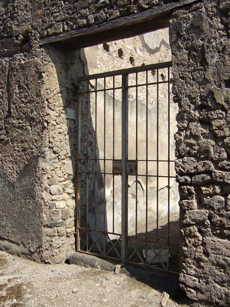 VII.6.38 Pompeii. September 2005. Entrance doorway.
According to NdS, found on the rustic plaster on the right of the doorway was –
5.
