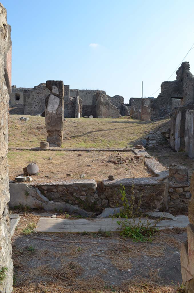 VII 6 38 Pompeii. September 2019. Looking east across portico from entrance corridor/fauces.
Foto Annette Haug, ERC Grant 681269 DÉCOR.
