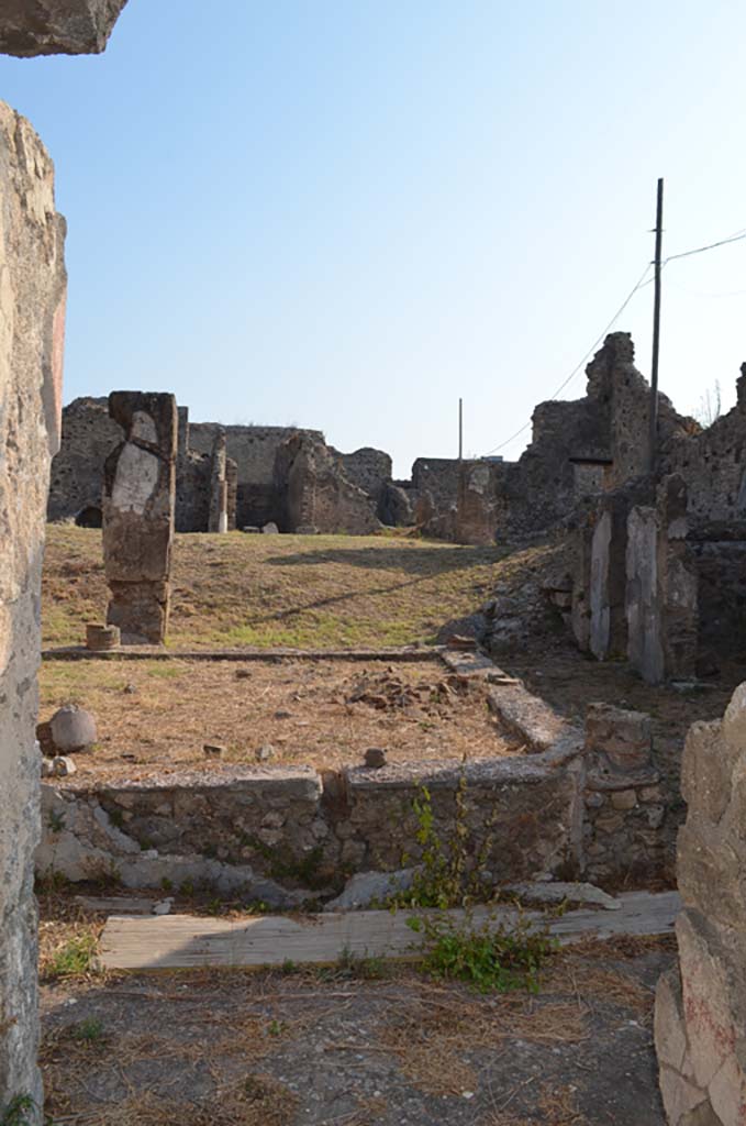  
VII 6 38 Pompeii. September 2019. 
Looking south-east across portico from entrance corridor/fauces.
Foto Annette Haug, ERC Grant 681269 DÉCOR.
