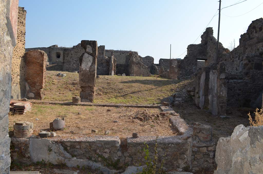 VII 6 38 Pompeii. September 2019. Looking east across portico towards base of wall/remains of columns.
Foto Annette Haug, ERC Grant 681269 DÉCOR.
