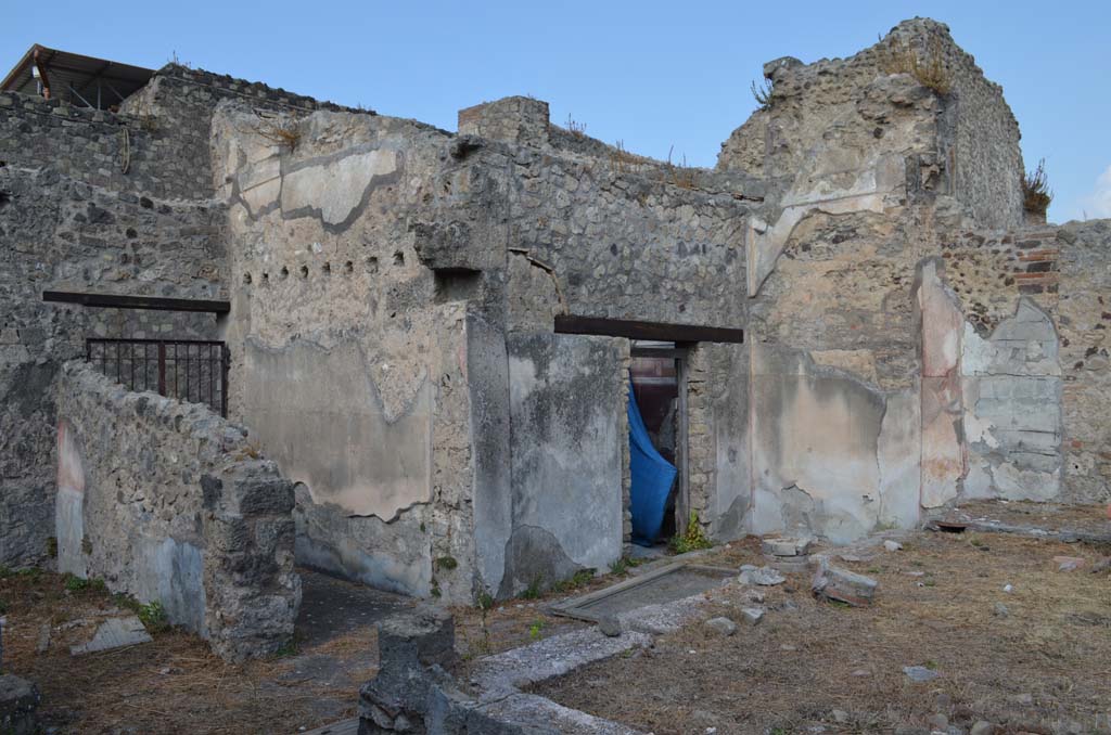 VII 6 38 Pompeii. September 2019. 
Looking north-west across portico towards doorway to room 29 on north side of entrance corridor/fauces.
On the left is room 28.
Foto Annette Haug, ERC Grant 681269 DÉCOR.
