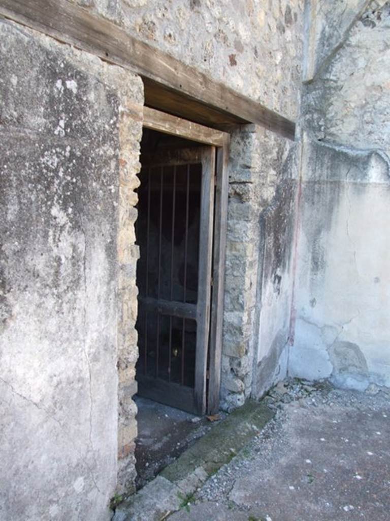 VII.6.38 Pompeii. December 2007. Doorway to oecus on north side of entrance.