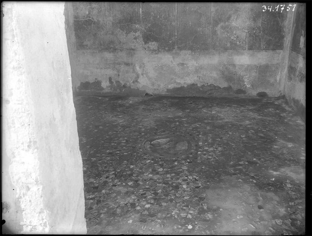 VII.6.38 Pompeii. 1934. Room 29, looking west across beaten floor with flakes and pebbles with fish emblema in centre. Oecus on north side of entrance.  
DAIR 34.1751. Photo © Deutsches Archäologisches Institut, Abteilung Rom, Arkiv. 

