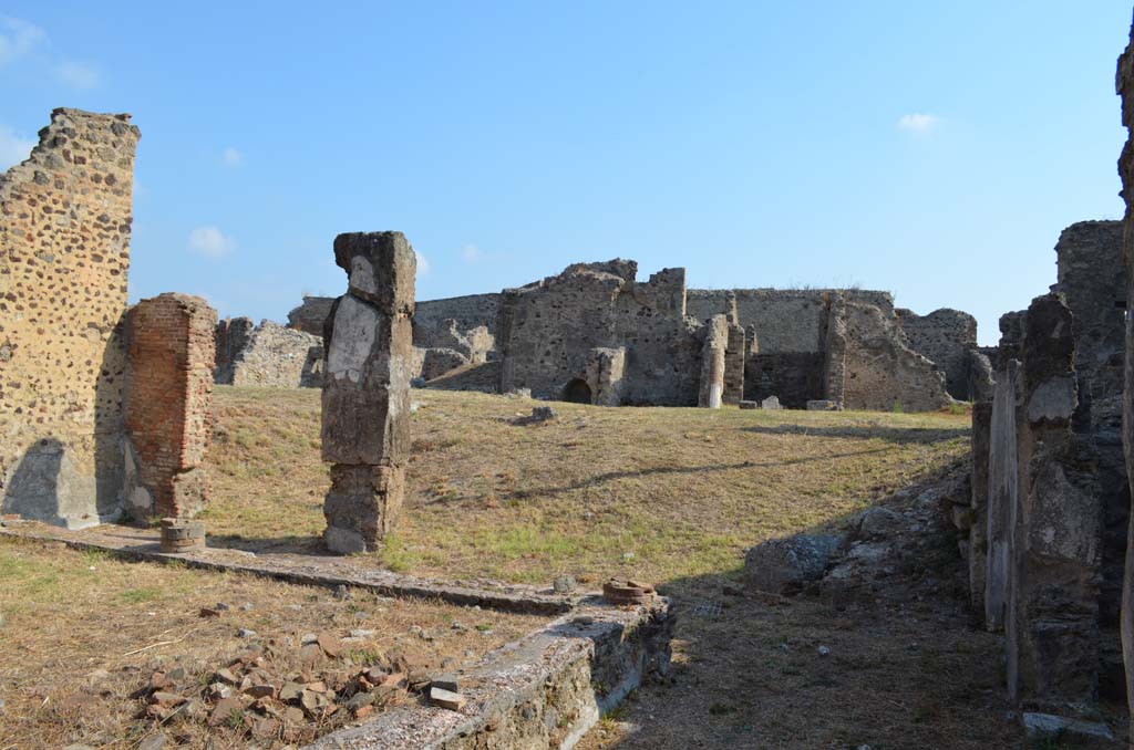 VII.6.38 Pompeii. September 2019. 
Looking north-east from south of portico towards site of exedra/oecus or tablinum, across centre. Room 27 is on right.
Foto Annette Haug, ERC Grant 681269 DÉCOR.

