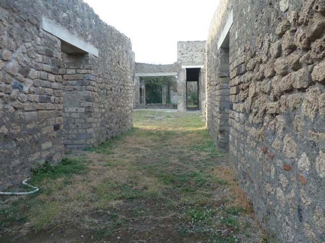 VII.7.2 Pompeii. September 2015. 
Looking north from entrance doorway towards atrium “f”, tablinum “k” and corridor “l” (L) to rear.

