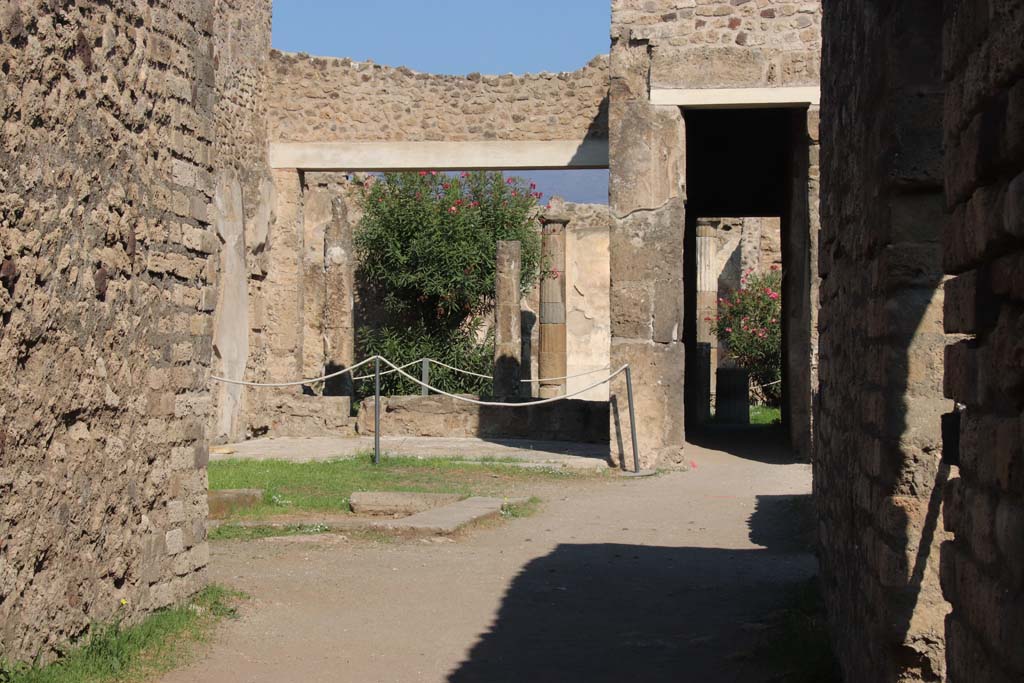VII.7.2 Pompeii. December 2005. Looking north from entrance towards impluvium “g” in atrium.