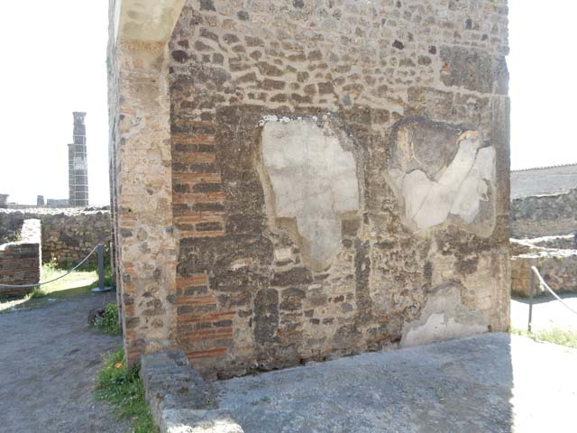 VII.7.2 Pompeii, May 2018. 
Looking south towards impluvium “g” made of slabs of tufa, from south side of tablinum “k”. 
The doorway to room “d” is on the south side, with doorway to room “i” visible behind the wall.  Photo courtesy of Buzz Ferebee.



