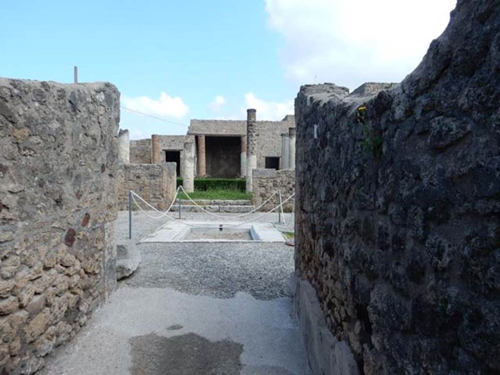 VII.7.5 Pompeii. 3rd November 2016. Looking north-east across impluvium in atrium (b), from entrance corridor (a). Photo courtesy of Marie Schulze.
