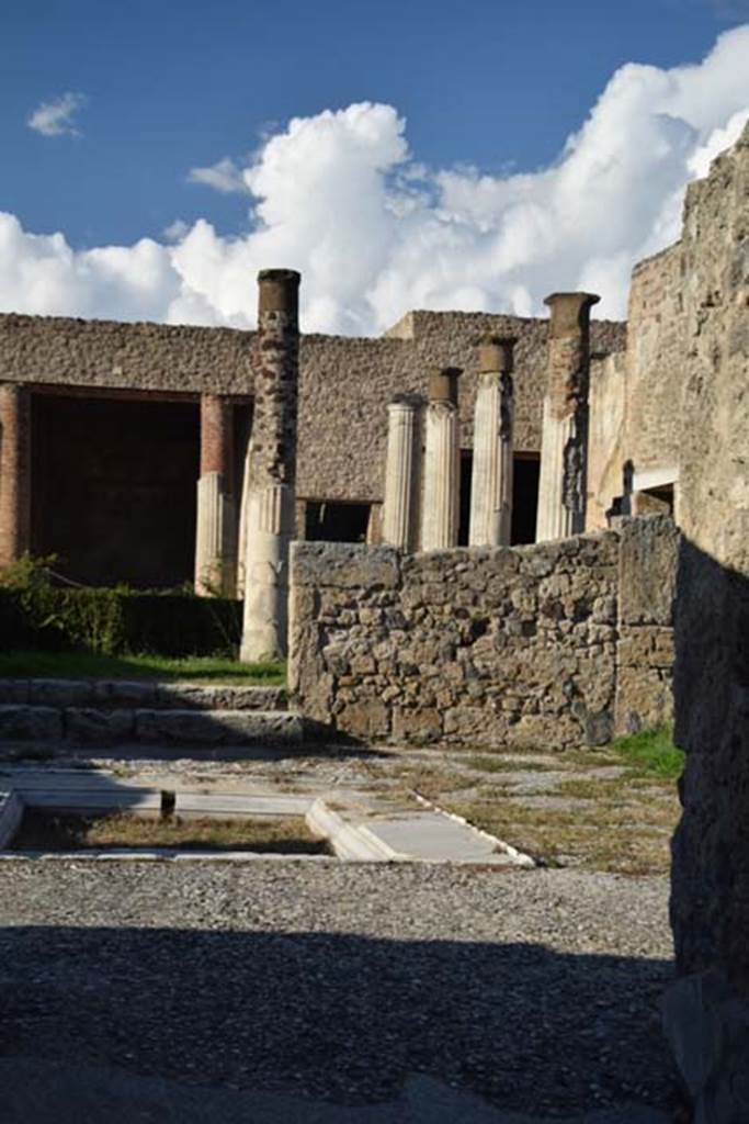 VII.7.5 Pompeii. September 2004. Looking north-east across impluvium in atrium (b), from entrance corridor (a).

