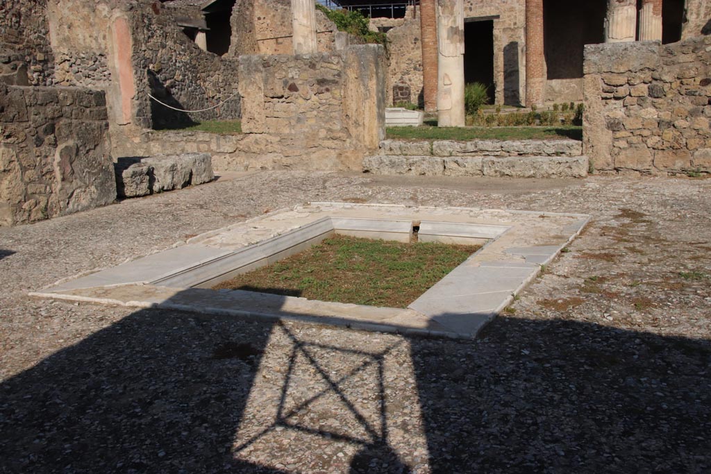 VII.7.5 Pompeii. September 2019. Looking west into ala (e ) from atrium, with doorway in south wall into room (d), on left.
Foto Annette Haug, ERC Grant 681269 DÉCOR.
