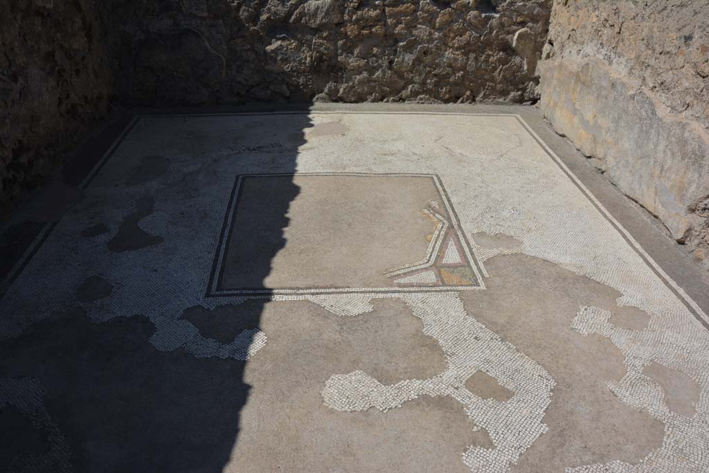 VII.7.5 Pompeii. November 2012. Rooms (c), (d) and ala (e) on west side of atrium. Photo courtesy of Mentnafunangann, see Wikimedia.
This file is licensed under the Creative Commons Attribution-Share Alike 3.0 Unported licence.
