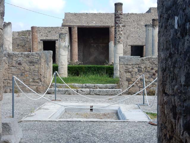 VII.7.5 Pompeii. October 2020. Looking north across peristyle (l) to the exedra (u).
Photo courtesy of Klaus Heese.

