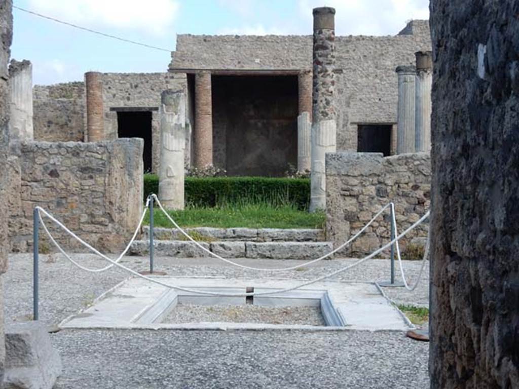 VII.7.5 Pompeii. September 2017. Looking north across peristyle (l) to the exedra (u).
Photo courtesy of Klaus Heese.
