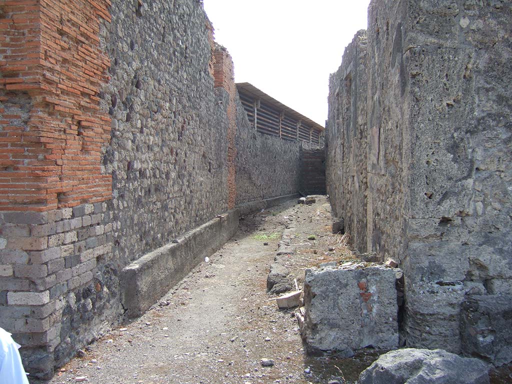 Small alley or vicolo on south side of Vicolo dei Soprastanti, leading to VII.7.23, looking south. September 2005.