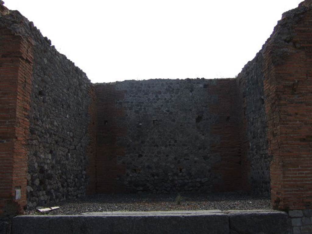 VII.7.24 Pompeii. December 2004. Looking north towards large shop, 1.30m above street level. See Eschebach, L., 1993. Gebudeverzeichnis und Stadtplan der antiken Stadt Pompeji. Kln: Bhlau. (p.304)
