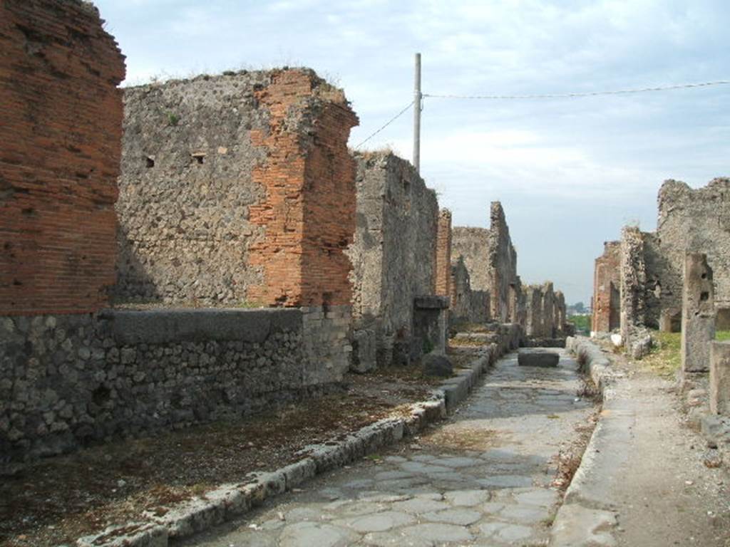 VII.7.24 Pompeii. September 2005. Vicolo dei Soprastanti, looking west. VII.6 on right.