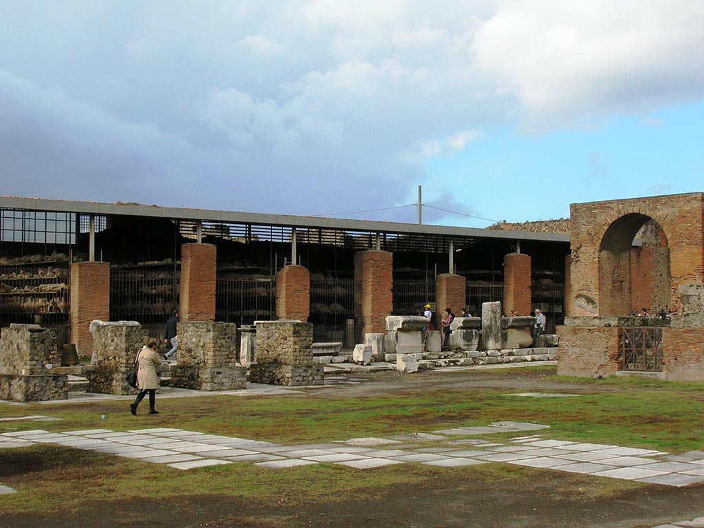 VII.7.29 Pompeii. November 2012. Looking to the west side of the forum and the front of the pillars of the Granaio. Photo courtesy Mentnafunangann.