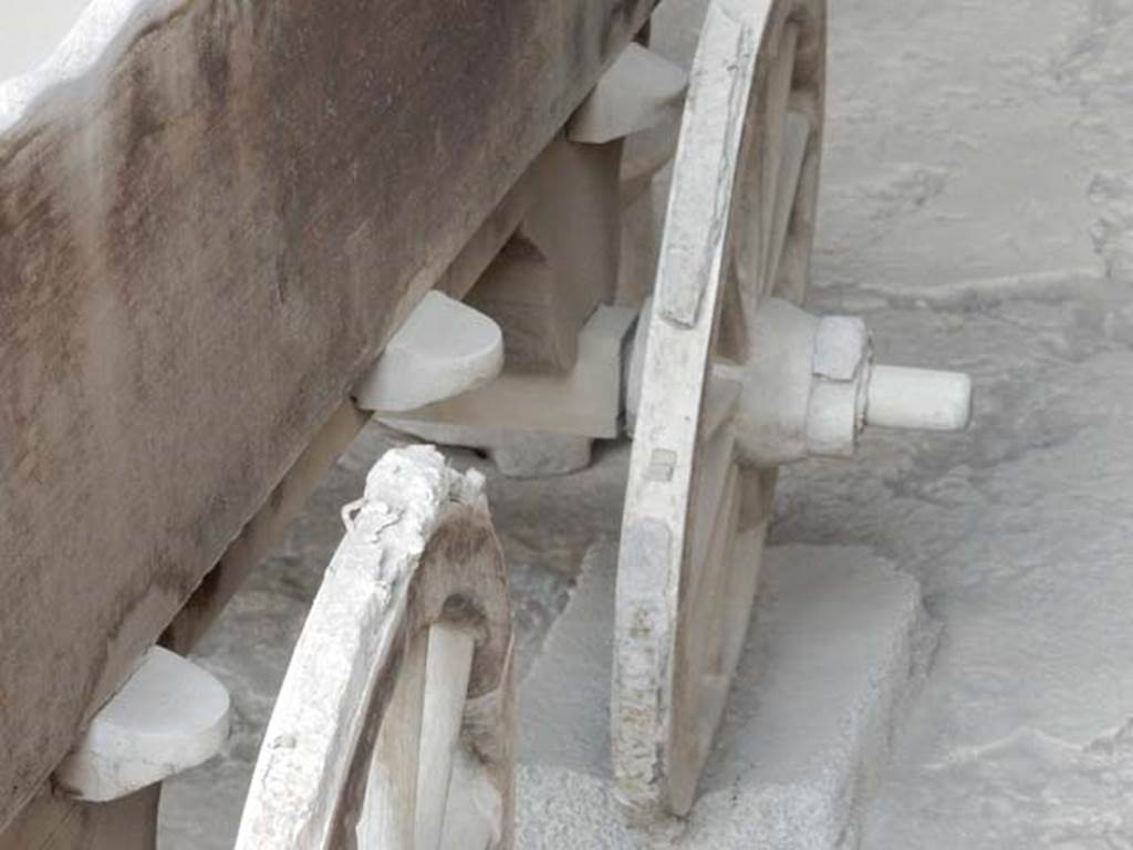 VII.7.29 Pompeii. May 2015. Detail of right rear wheel. Photo courtesy of Buzz Ferebee.

