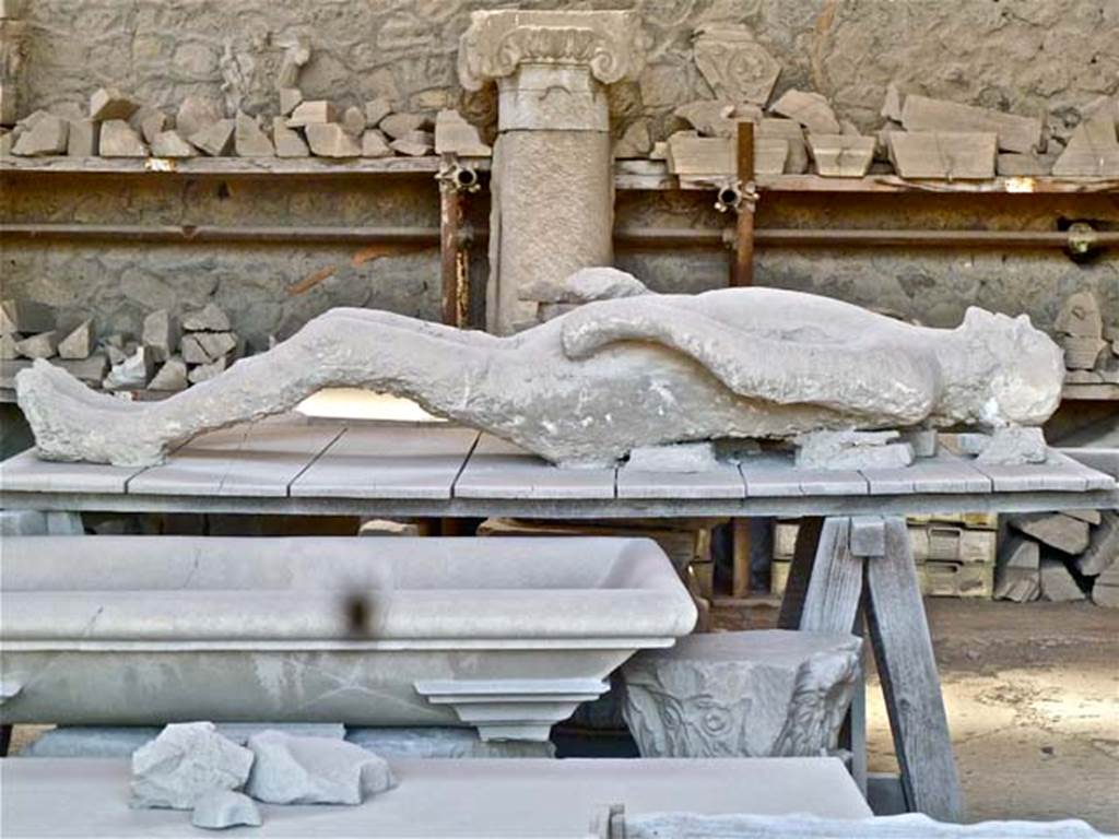 VII.7.29 Pompeii. May 2011. Plaster cast of body. Photo courtesy of Michael Binns