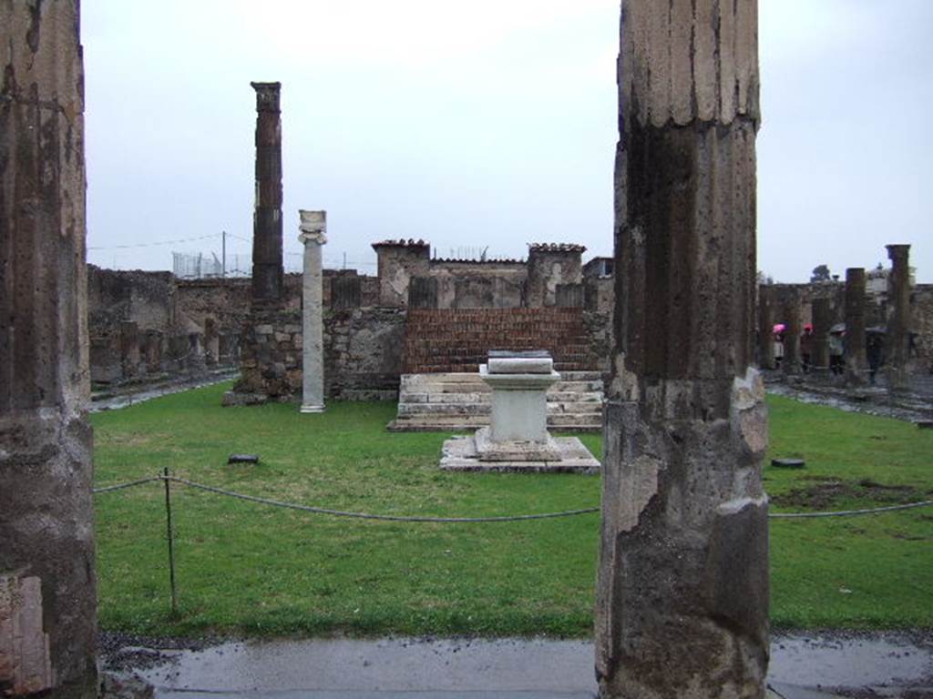 VII.7.32 Pompeii. December 2005. Looking north from entrance.