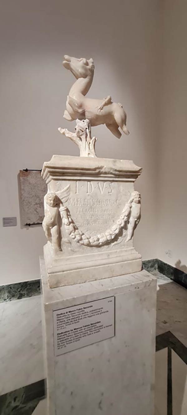 VII.7.32 Pompeii. April 2023. 
Statuette on a base with an inscription on display in “Campania Romana” gallery, inv.3762.
Photo courtesy of Giuseppe Ciaramella.

