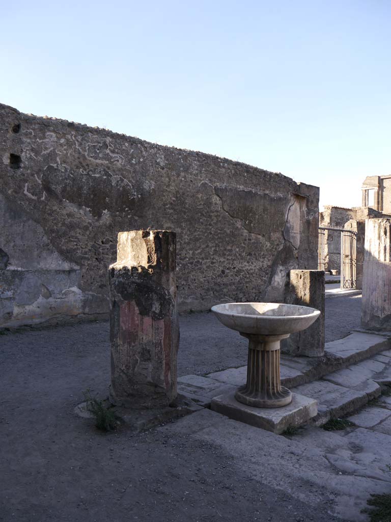 VII.7.32, Pompeii. September 2018. Looking south-west towards entrance doorway from east side.
Foto Anne Kleineberg, ERC Grant 681269 DÉCOR.
