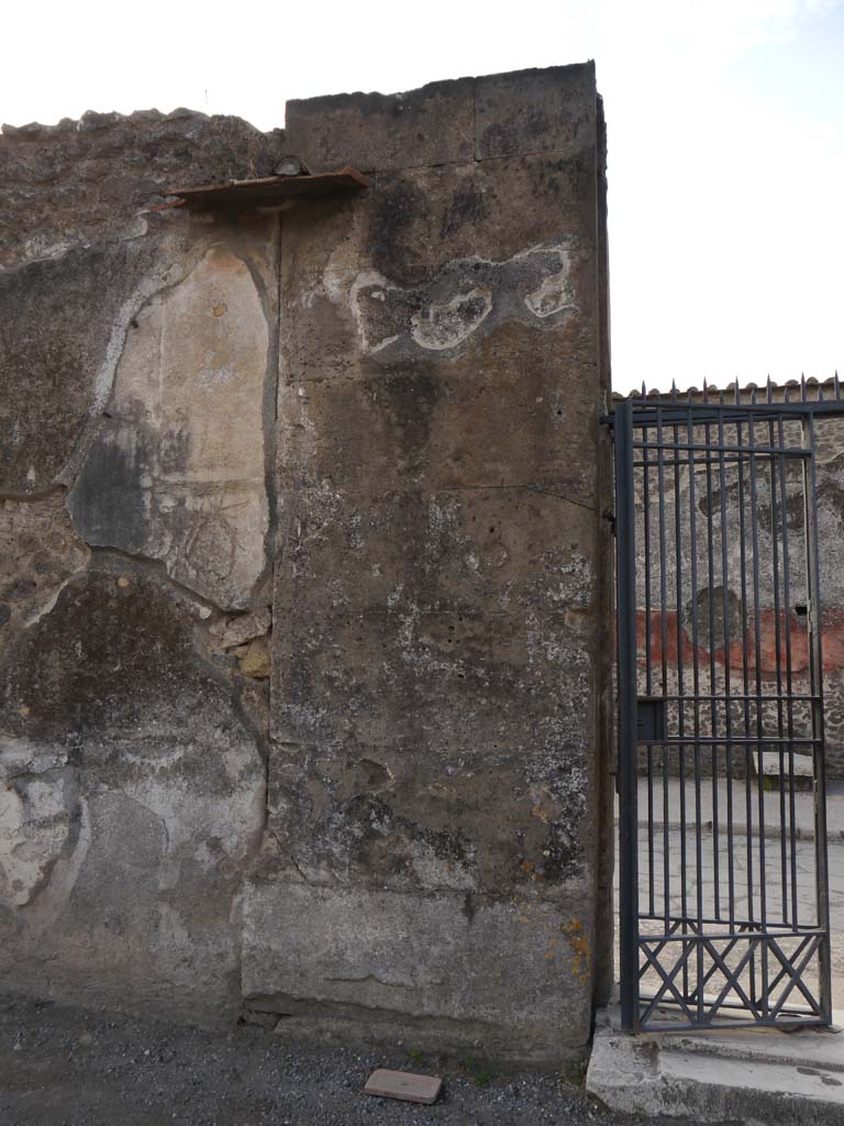 VII.7.32, Pompeii. September 2018. Detail of east side of entrance doorway, looking south.
Foto Anne Kleineberg, ERC Grant 681269 DÉCOR.
