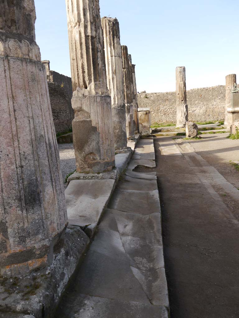 VII.7.32 Pompeii. March 2019. Looking west across well-trodden steps at south end. 
Foto Anne Kleineberg, ERC Grant 681269 DÉCOR.
