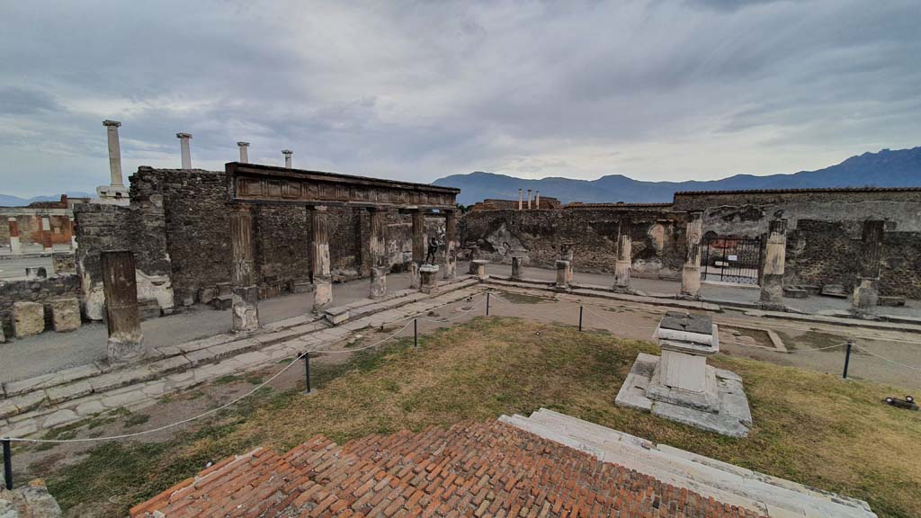 VII.7.32 Pompeii. August 2021. Looking south across Temple from top of stairs to podium.
Foto Annette Haug, ERC Grant 681269 DÉCOR.
