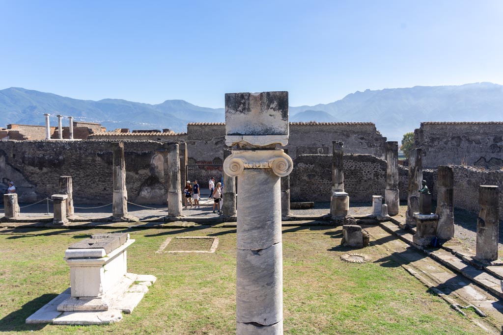 VII.7.32 Pompeii. August 2021. Looking south-west across Temple from top of podium.
Foto Annette Haug, ERC Grant 681269 DÉCOR.
