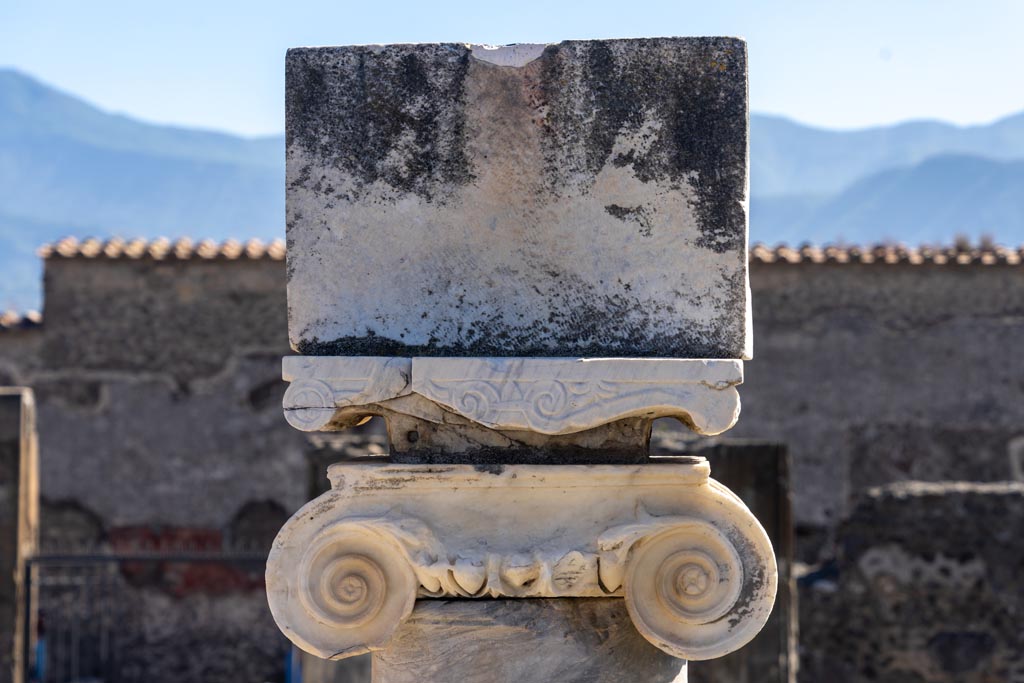 VII.7.32 Pompeii. August 2021. Detail of sundial, from podium.
Foto Annette Haug, ERC Grant 681269 DÉCOR.
