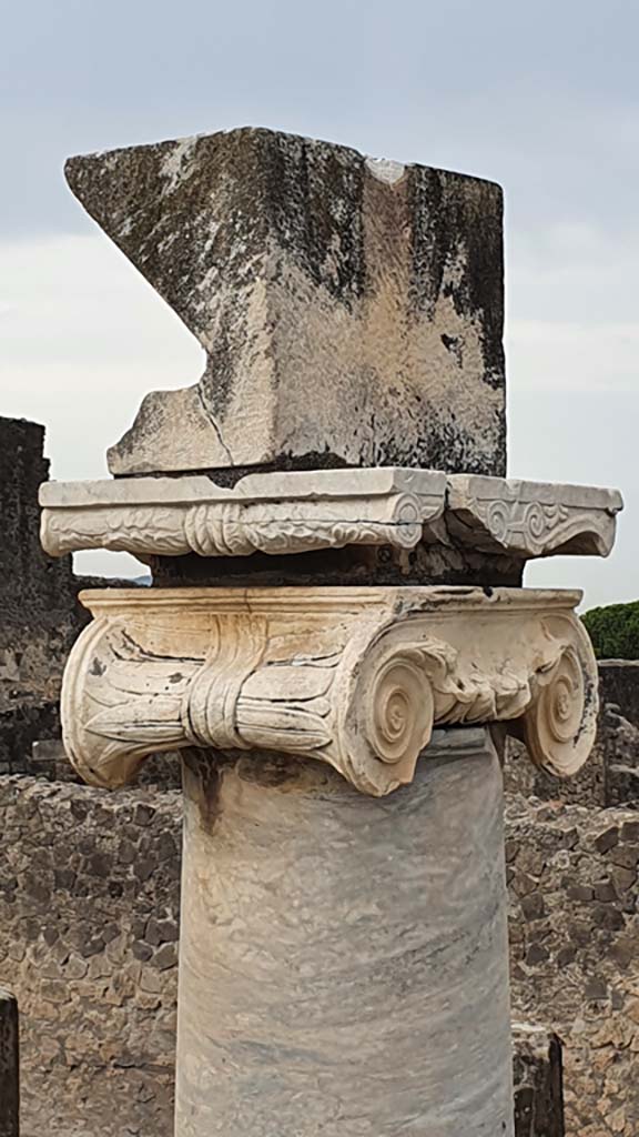 VII.7.32 Pompeii. August 2021. 
Detail of rear of column on south-west corner of podium.
Foto Annette Haug, ERC Grant 681269 DÉCOR.
