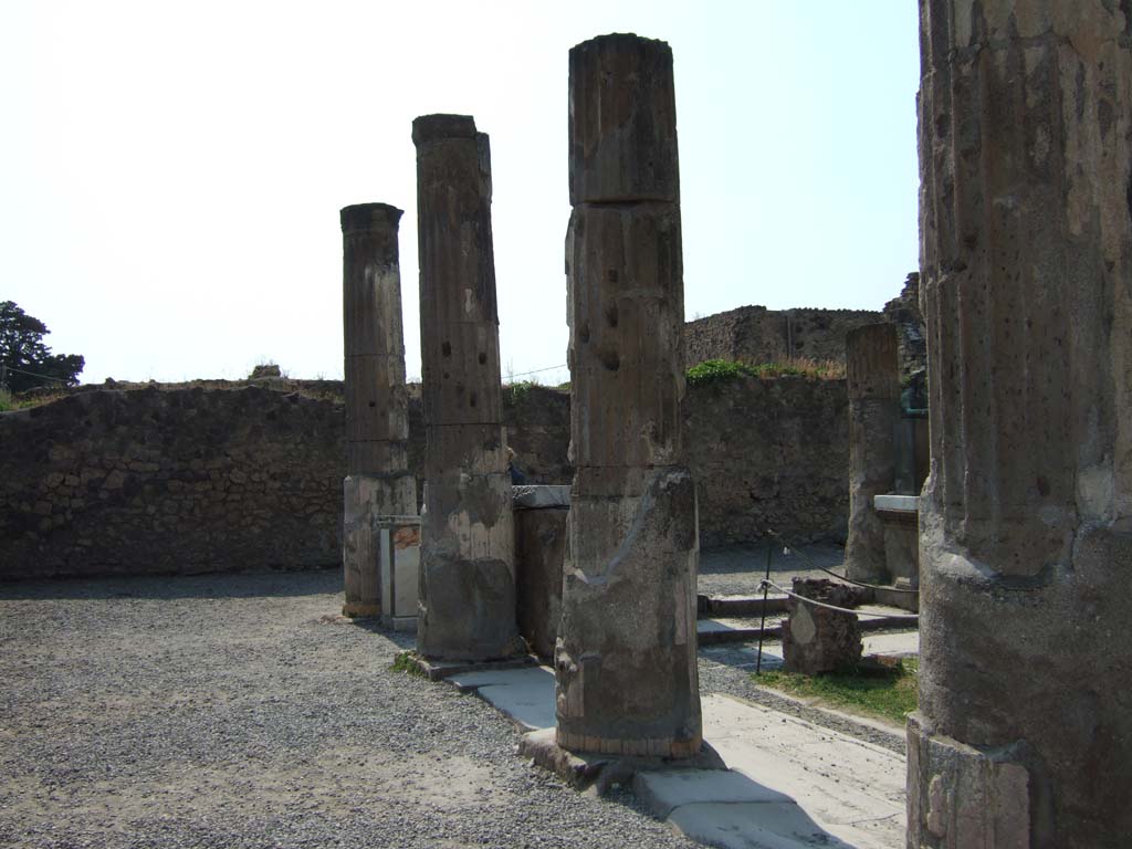 VII.7.32 Pompeii. July 2021. Looking towards east side of statue base, in south-west corner.
Foto Annette Haug, ERC Grant 681269 DÉCOR.

