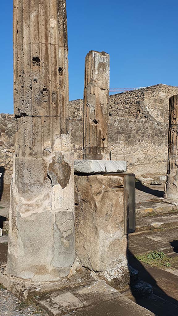 VII.7.32 Pompeii. September 2018. East side of statue base with inscription.
Foto Annette Haug, ERC Grant 681269 DÉCOR.
