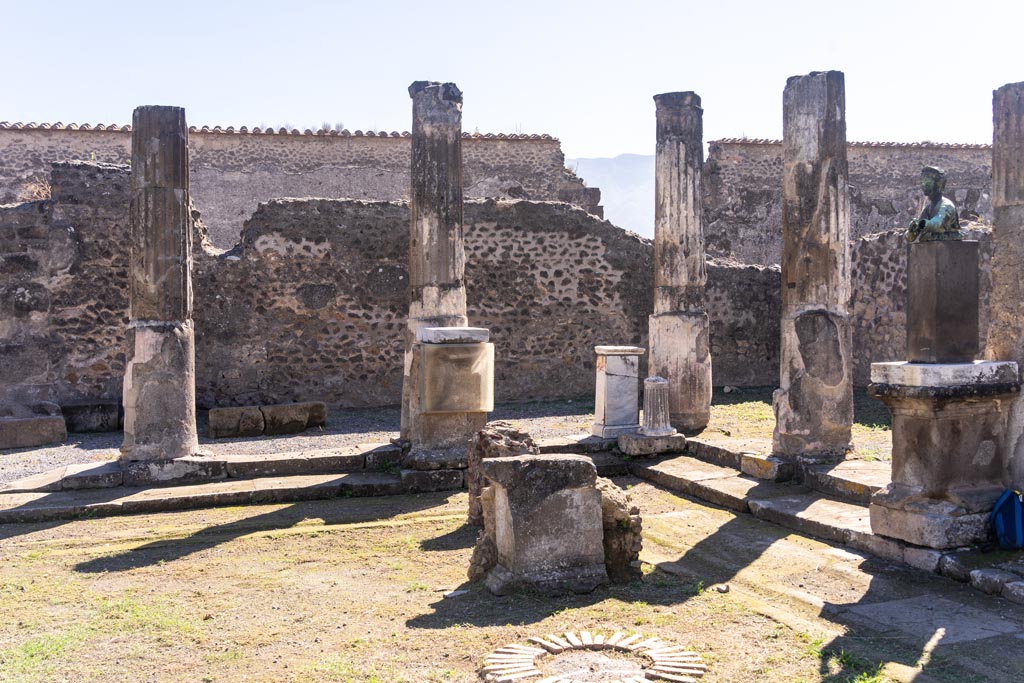 VII.7.32 Pompeii. September 2018. North side of statue base with inscription.
Foto Annette Haug, ERC Grant 681269 DÉCOR.
