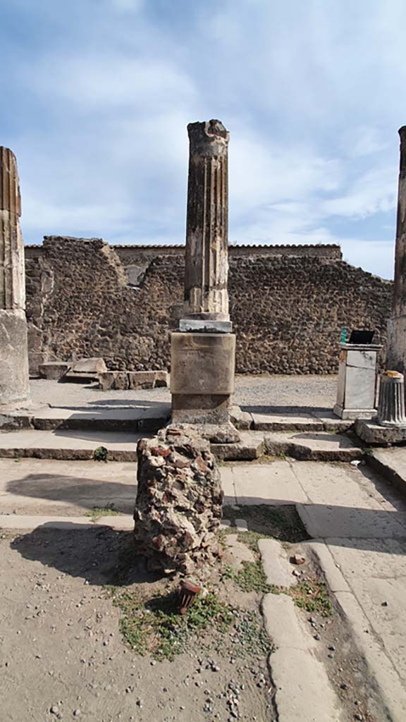 VII.7.32 Pompeii. August 2021. 
Looking towards west side of statue base with inscription.
Foto Annette Haug, ERC Grant 681269 DÉCOR.

