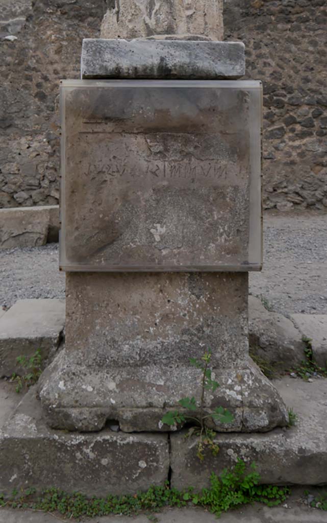 VII.7.32 Pompeii. September 2018. West side of statue base with inscription.
Foto Annette Haug, ERC Grant 681269 DÉCOR.

