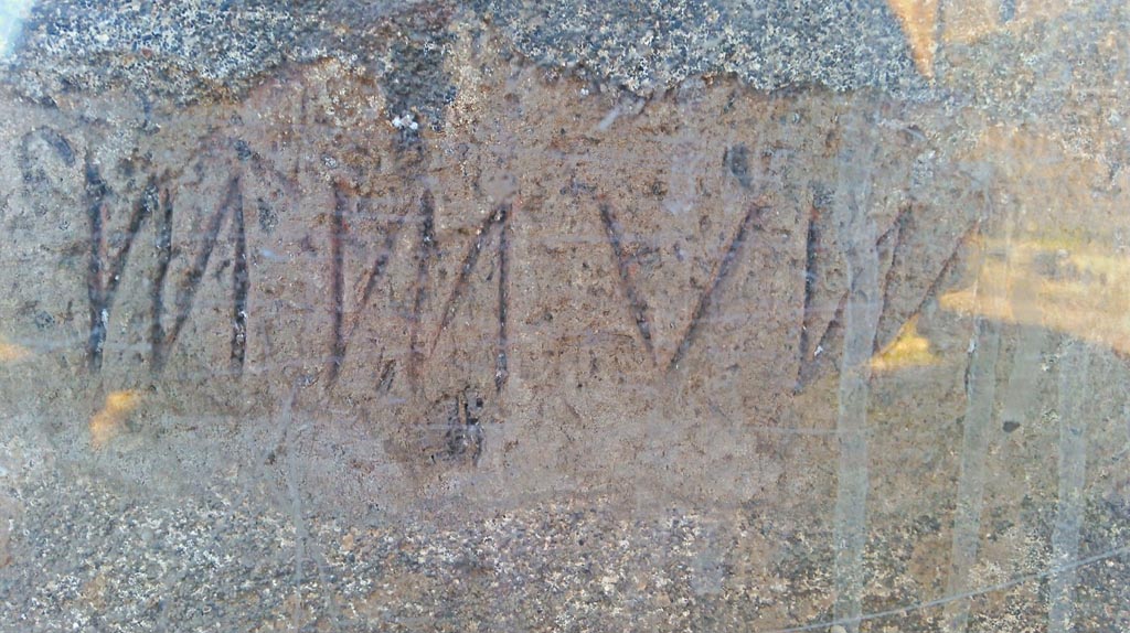 VII.7.32, Pompeii. 
Different inscription, (found somewhere in Temple, 1818), written from right to left in Oscan alphabet.
It reads – 
“Intervention of a quaestor.
The quaestor on resolution (of the assembly) made sure that it was done (with the money…….. the same) approved.”
(In Italian, as on above card - Il questore si delibera (dell’assemblea) fece si che si facesse (con il denaro…… lo stesso) approvo.)
Now in Naples Archaeological Museum, inv.2545. 
Photo courtesy of Giuseppe Ciaramella, June 2017.
