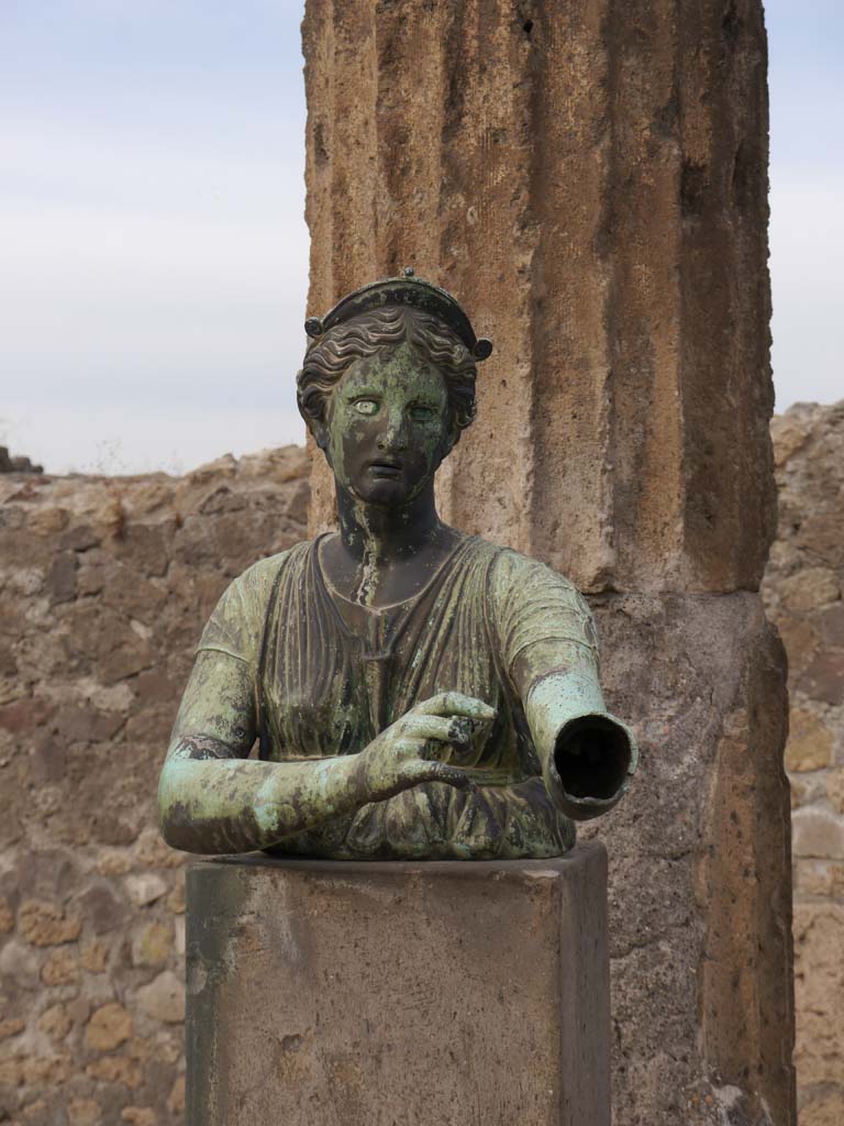 VII.7.32, Pompeii. September 2018. Detail of statue of Artemis.
Foto Anne Kleineberg, ERC Grant 681269 DÉCOR.

