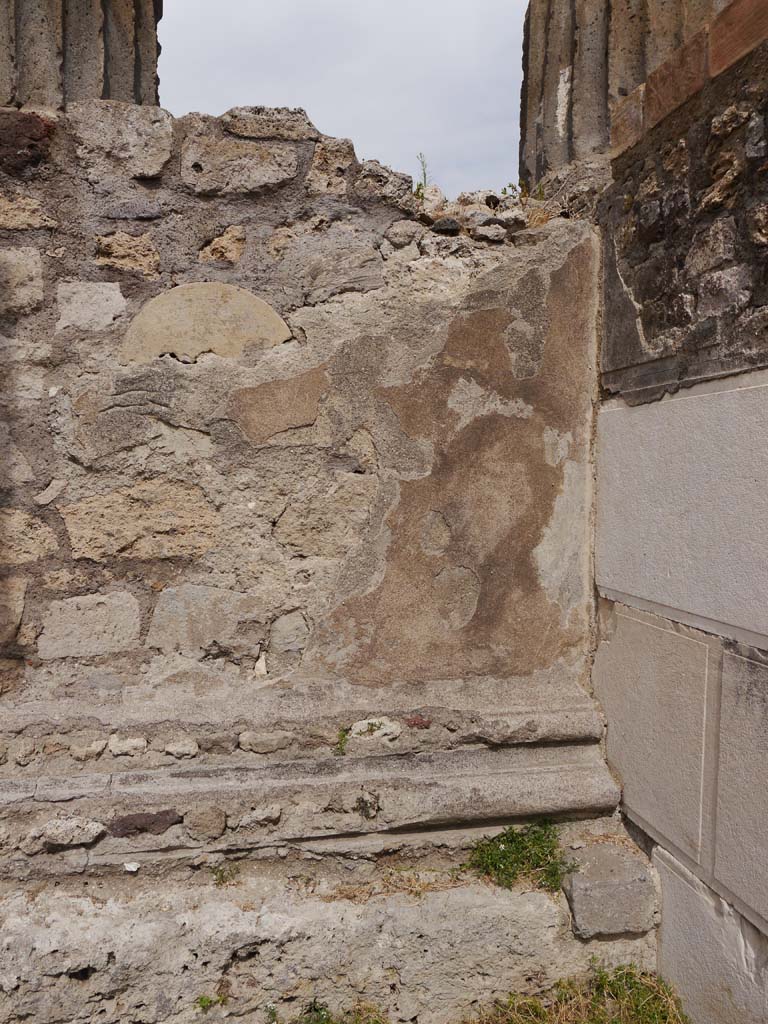 VII.7.32, Pompeii. September 2018. Detail of south-west corner of cella base, near steps.  
Foto Anne Kleineberg, ERC Grant 681269 DÉCOR.

