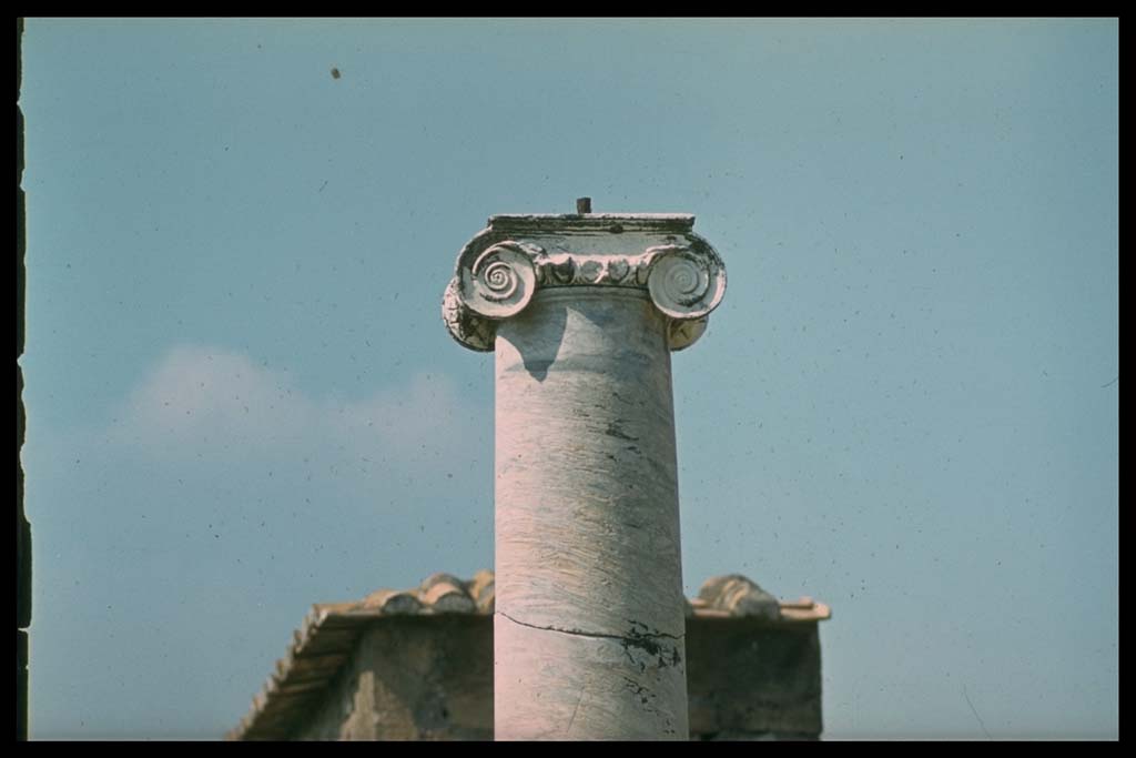 VII.7.32 Pompeii. Temple of Apollo column without sundial
Photographed 1970-79 by Günther Einhorn, picture courtesy of his son Ralf Einhorn.
