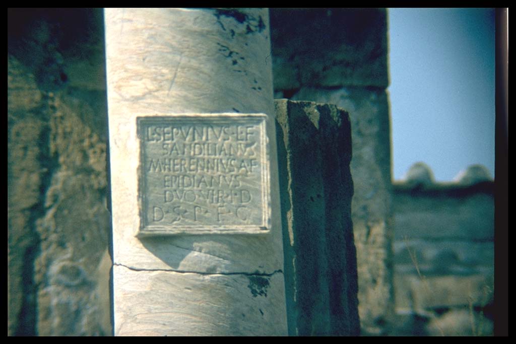 VII.7.32 Pompeii. Plaque on column of sundial.
Photographed 1970-79 by Günther Einhorn, picture courtesy of his son Ralf Einhorn.
