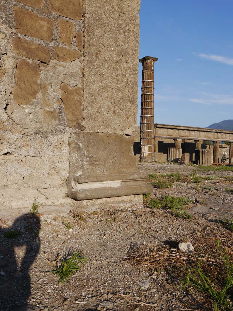 VII.7.32, Pompeii. September 2018. Looking east from south end of exterior west wall of cella.
Foto Anne Kleineberg, ERC Grant 681269 DÉCOR.
