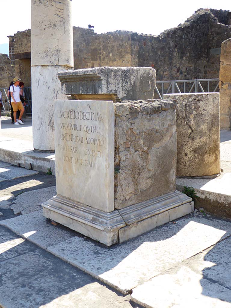 VII.8 Pompeii Forum. September 2018. Looking south-west towards pedestal base.