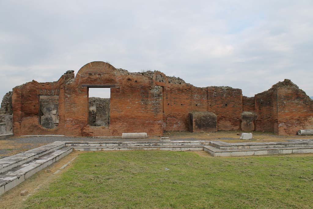 VII.9.1 Pompeii. March 2014. 
Colonnade 9, north-east corner, on left. Looking east towards rear wall with large central apse 10 with pedestal
Foto Annette Haug, ERC Grant 681269 DÉCOR.

Foto Annette Haug, ERC Grant 681269 DÉCOR.
