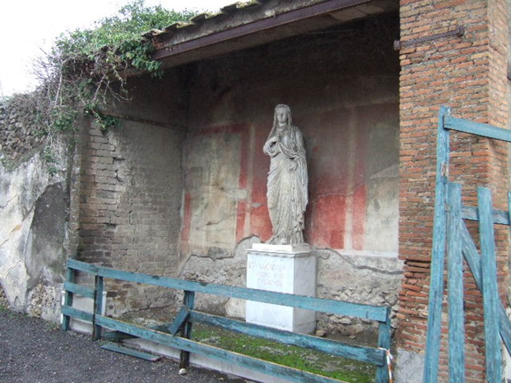 VII.9.1 Pompeii. December 2005. Broad niche 13 with the statue of Eumachia.