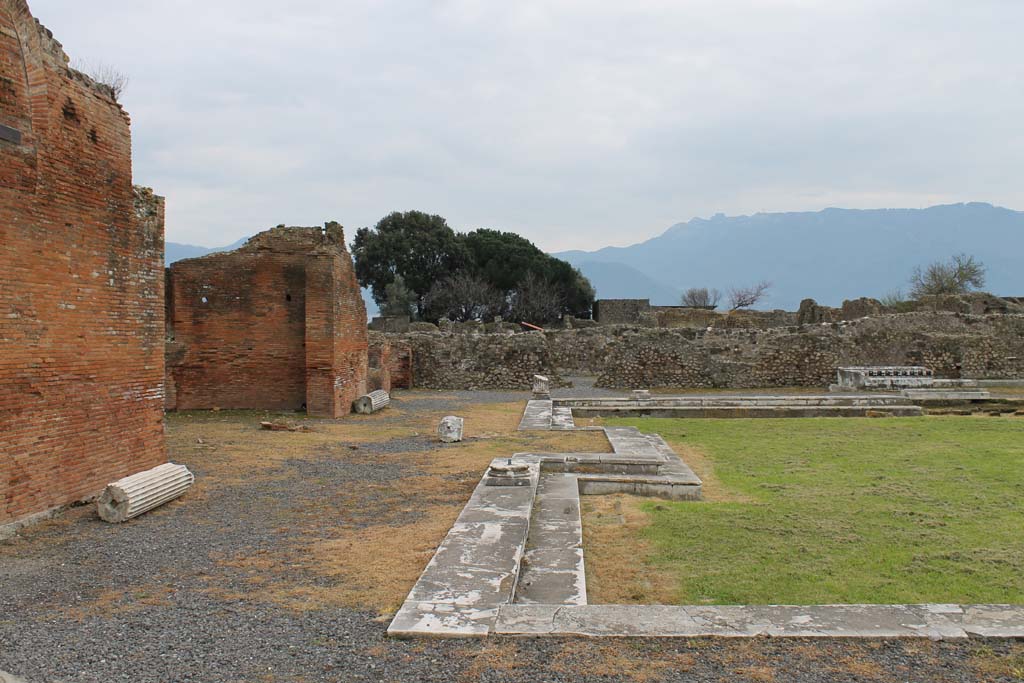 VII.9.1 Pompeii. March 2014. Looking south across colonnade 9 at east end, towards south-east corner.
Foto Annette Haug, ERC Grant 681269 DÉCOR.

