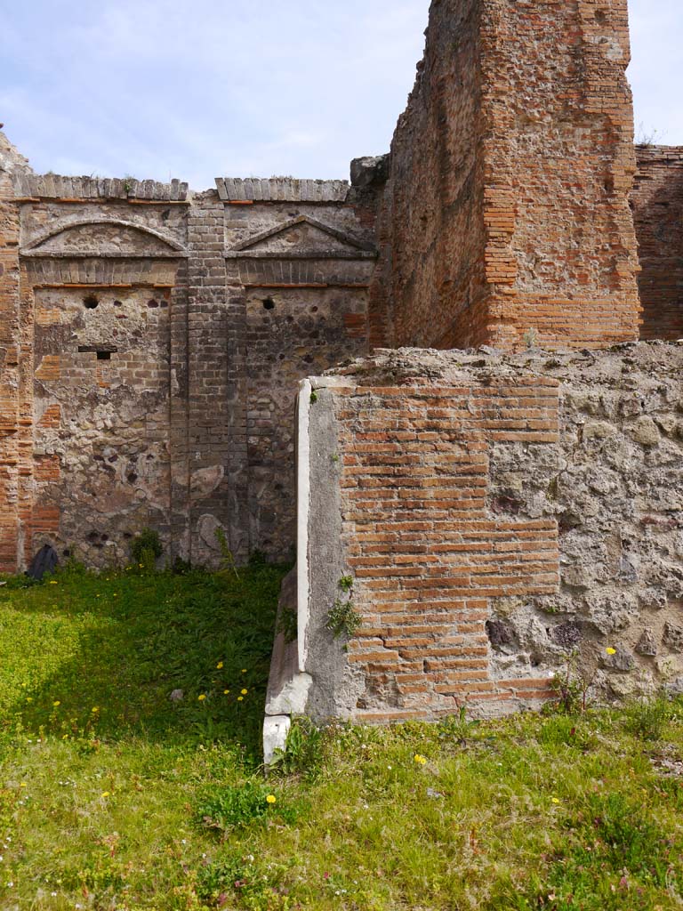 VII.9.2 Pompeii. March 2019. Looking east towards corner of base of podium, at north end.
Foto Anne Kleineberg, ERC Grant 681269 DÉCOR.
