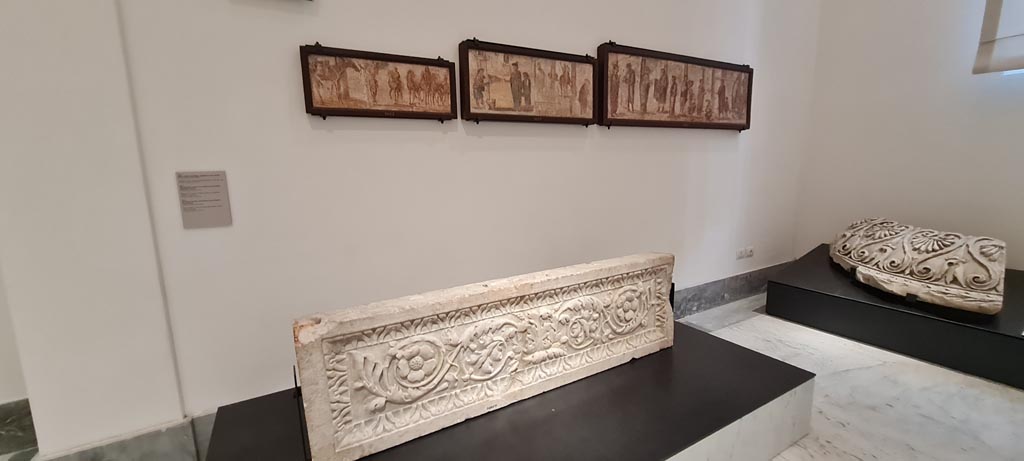 VII.9.2 Pompeii. April 2023. White marble decorated slab, perhaps from the area of the cella, as seen in Mau’s reconstruction above.
On display in “Campania Romana” gallery in Naples Archaeological Museum. Photo courtesy of Giuseppe Ciaramella.

