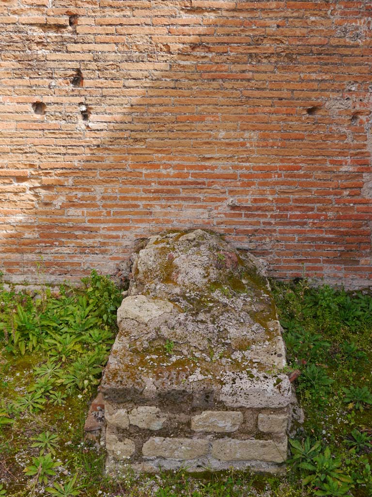 VII.9.2 Pompeii. March 2019. Detail of altar against east wall of cella.
Foto Anne Kleineberg, ERC Grant 681269 DÉCOR.


